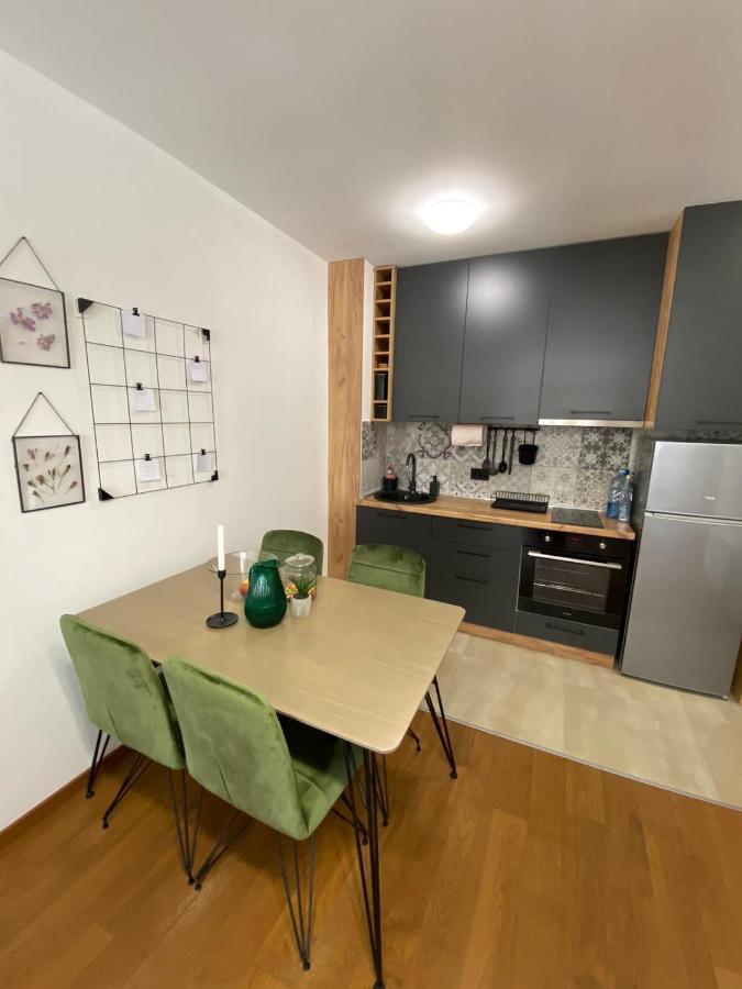 Pine House 16 *