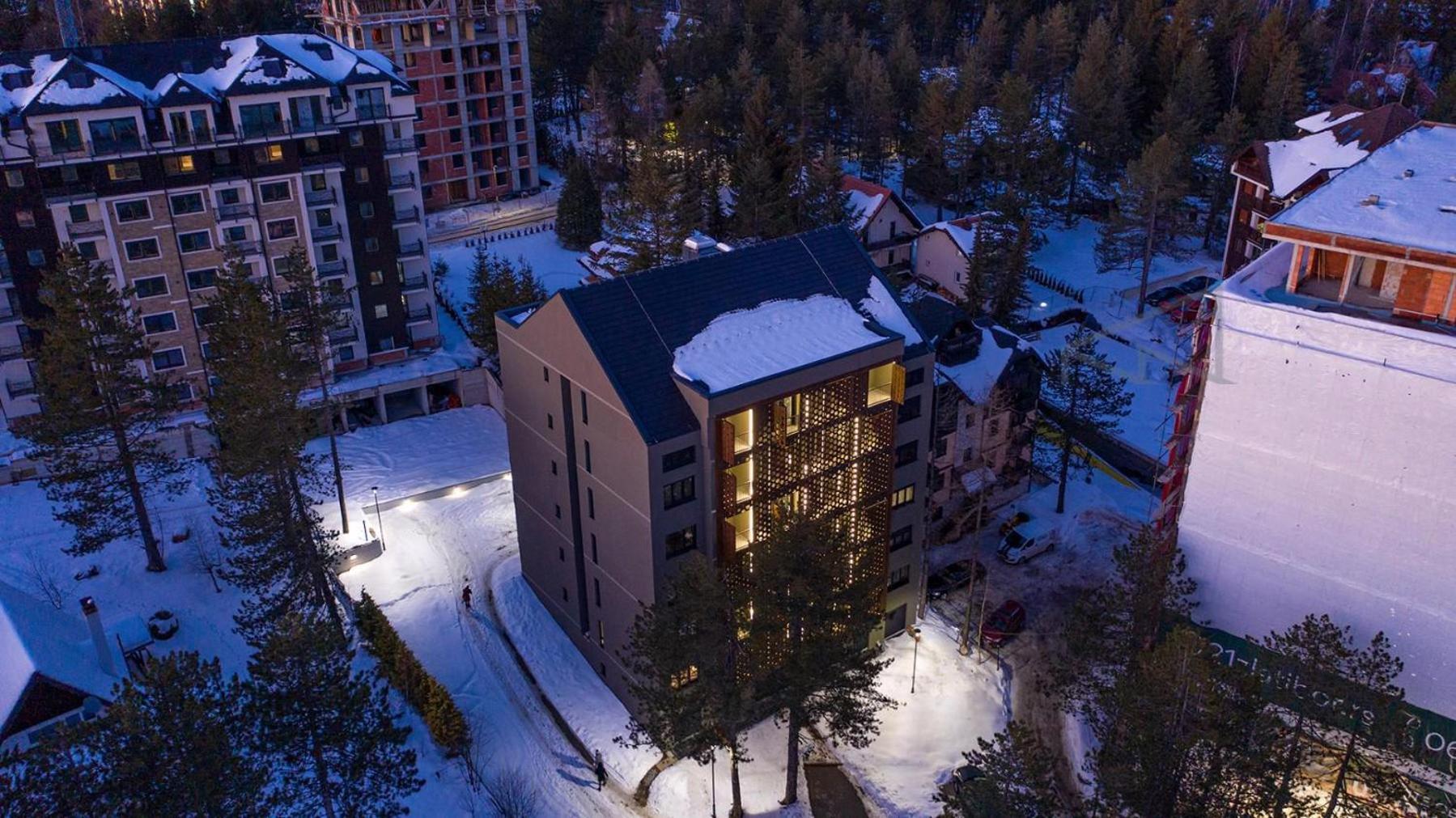 Pine House 16 *